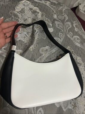Amazon Two-Tone White and Black Shoulder Bag